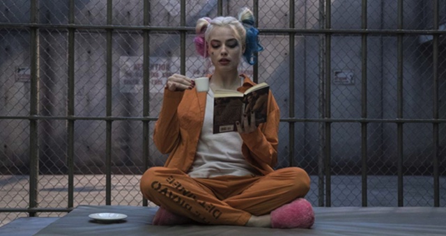 harley-quinn-with-book-suicide-squad-film-still-feature-640x340